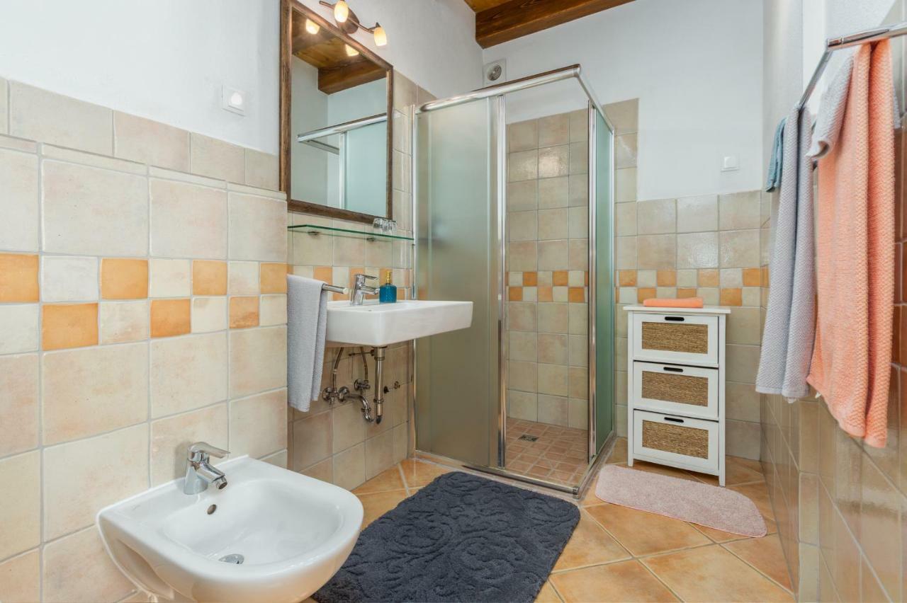 Dvor Strica Grge Apartment Kastelir Exterior photo
